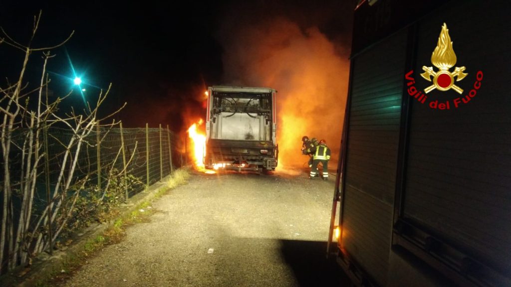 GIOIOSA MAREA – In fiamme un autocompattatore comunale