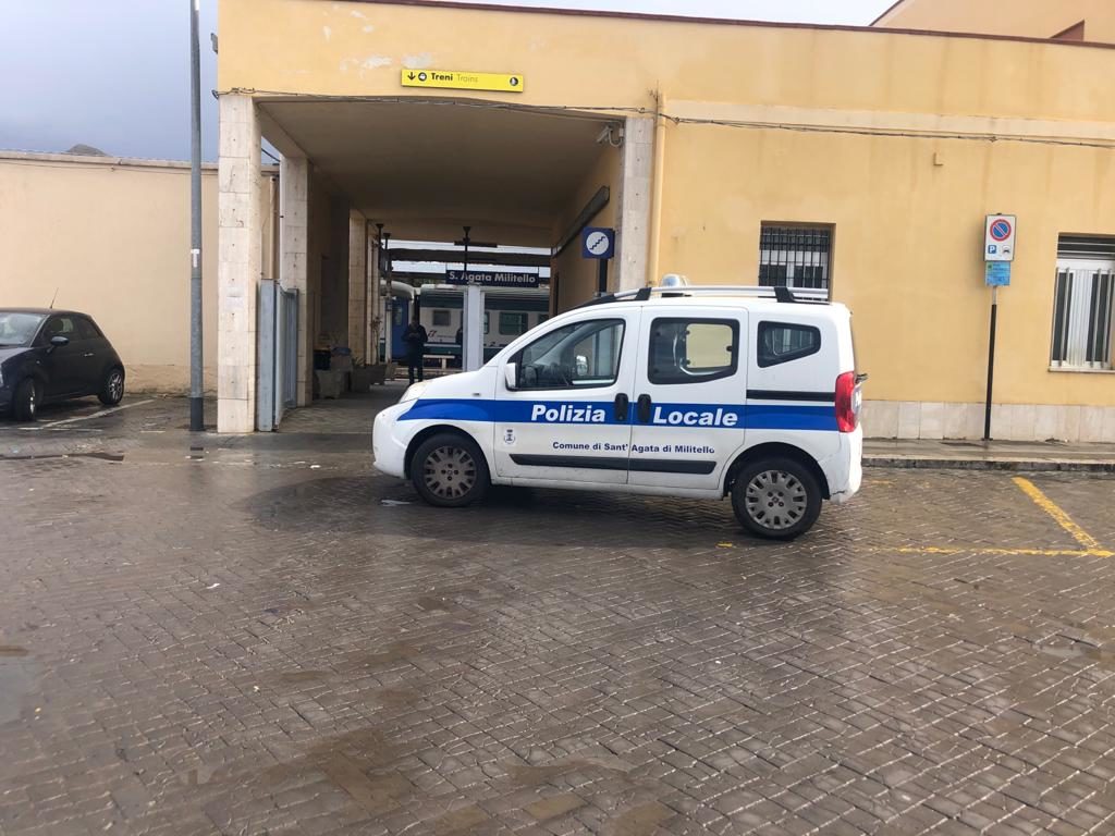 SANT’AGATA MILITELLO – Controlli su rientri dal Nord Italia. Vigili urbani alla stazione in attesa del Milano