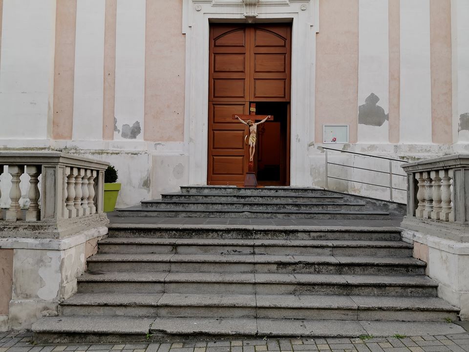 BROLO – Il Cristo sul sagrato della Chiesa
