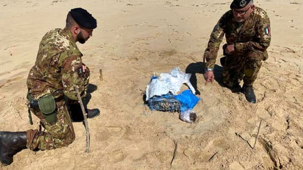 HASHISH IN SPIAGGIA – Esercito trova 20 kg di sostanza stupefacente