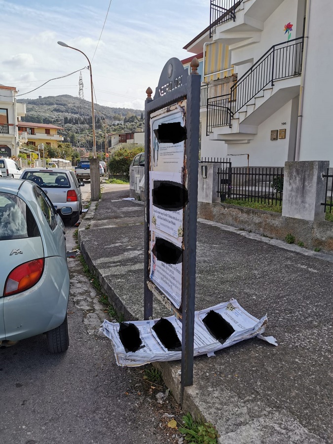 CAPO D’ORLANDO – Necrologi strappati e abbandonati a terra: “Ci vuole più rispetto”