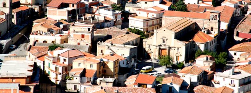 MIRTO – 25 aprile, bandiere dell’Italia issate per le vie del Paese