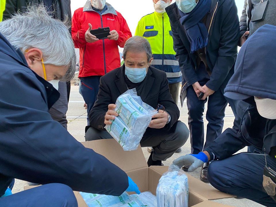 CORONAVIRUS – Atterrato a Palermo un carico di 40 tonnellate di dispositivi acquistato dalla Regione
