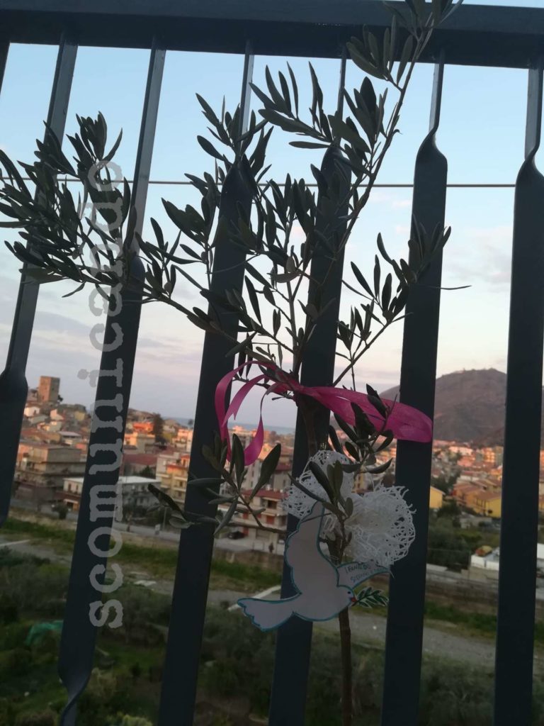 BROLO – “Ramoscelli d’Ulivo” nei balconi di via Trieste per la Domenica della Palme