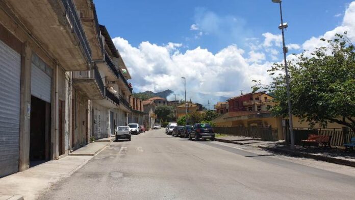 BRUCIA SAN COSTANTINO – Sul posto la Forestale e i Vigili del Fuoco