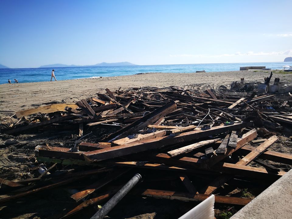 BLUE BEACH – A Brolo si riparte, ripulendo l’arenile dai resti dall’incendio