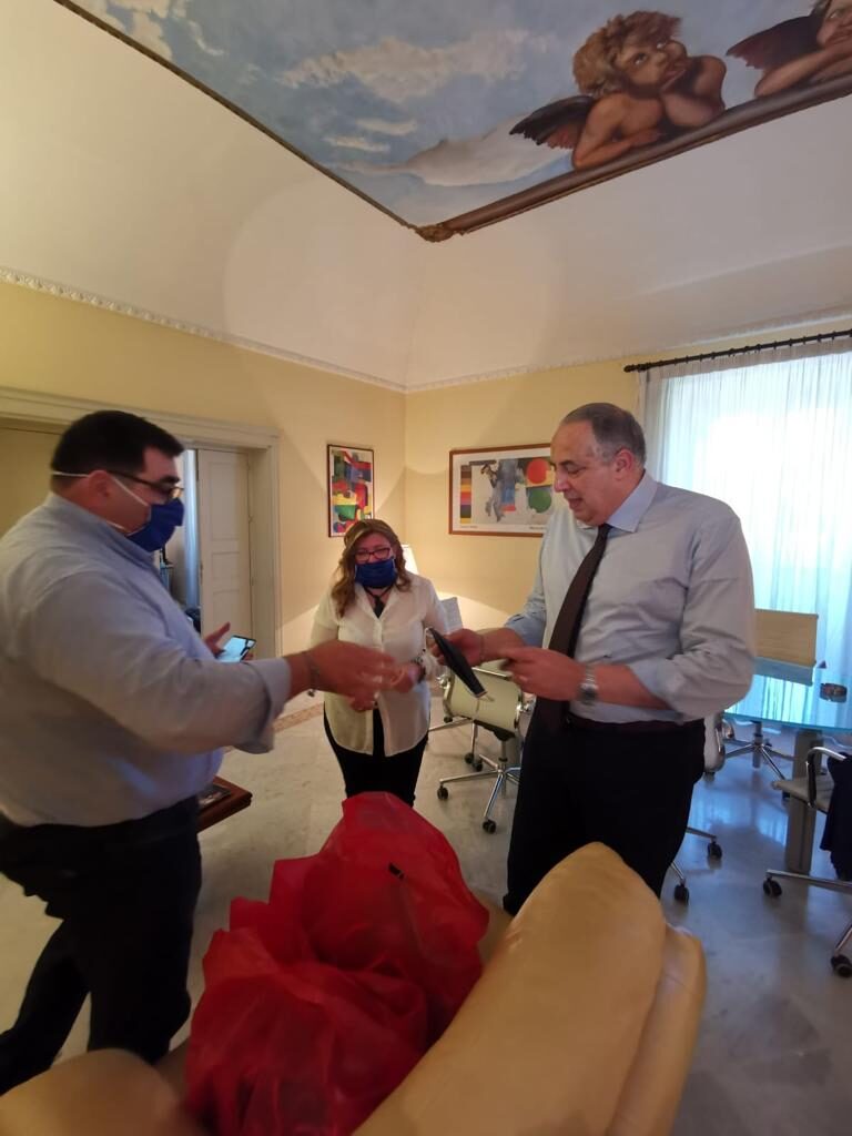SARTORIA “FILOROSSO” – Regalati 500 mascherine protettive all’Assessore regionale all’istruzione Roberto Lagalla