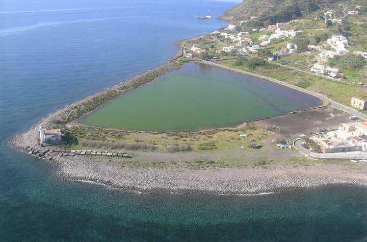 EROSIONE COSTIERA – Santa Marina Salina, in arrivo i frangiflutti a difesa del laghetto di Punta Lingua