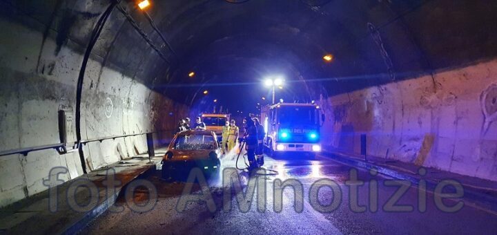 INCIDENTE – In fiamme un’auto sulla A20