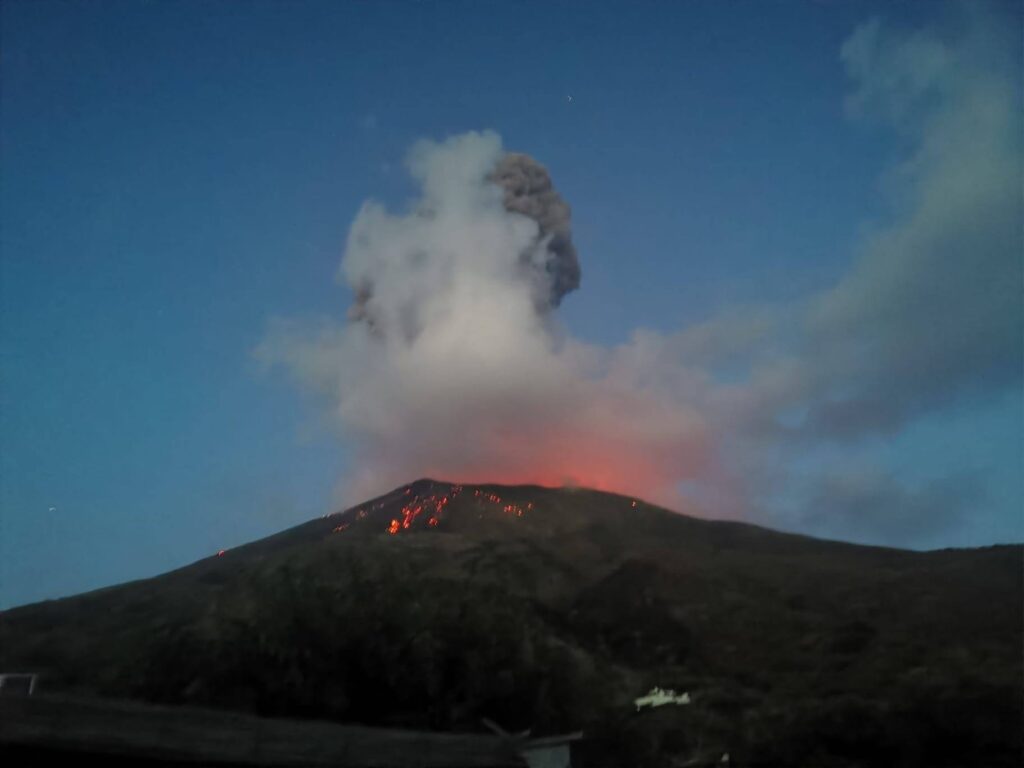 STROMBOLI – Due nuove forti esplosioni. Allerta giallo e fase operativa di attenzione