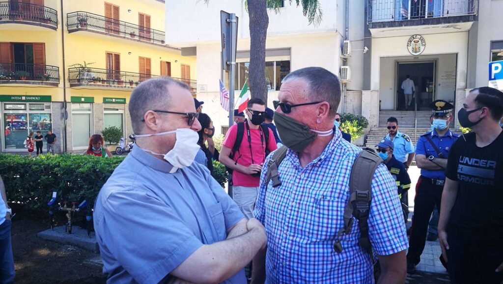 CAPPELLANI – A Brolo don Enzo e padre Mike