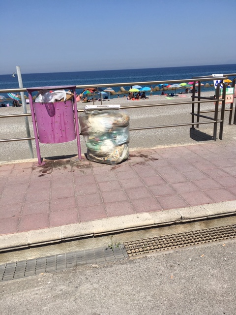 CAPO D’ORLANDO – Cestini pieni di rifiuti sul lungomare. Gemmellaro e Sanfilippo interrrogano il Primo Cittadino