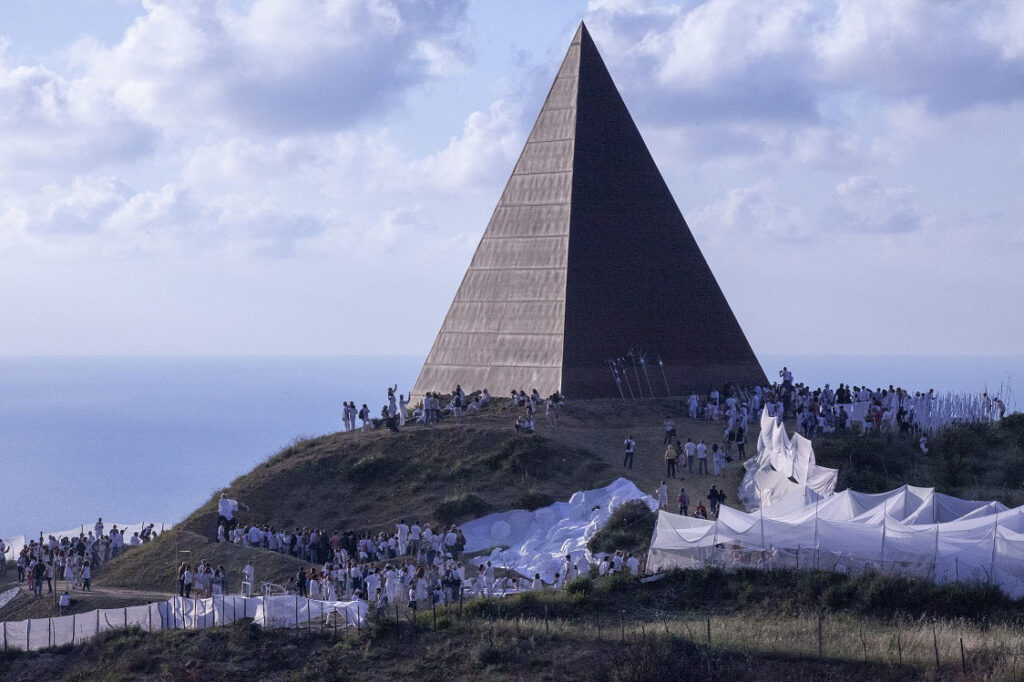 MOTTA D’AFFERMO – Adamo: “La Piramide della luce è arte, nulla ha a che vedere col misticismo”