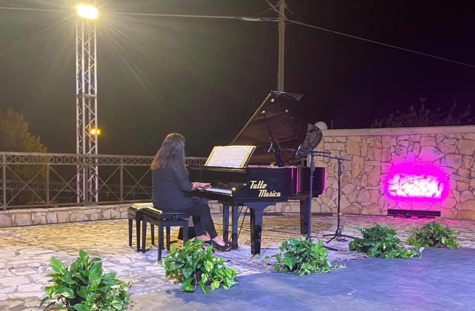 OLIVERI – Rosita Lembo incanta il piccolo anfiteatro di via Nazionale