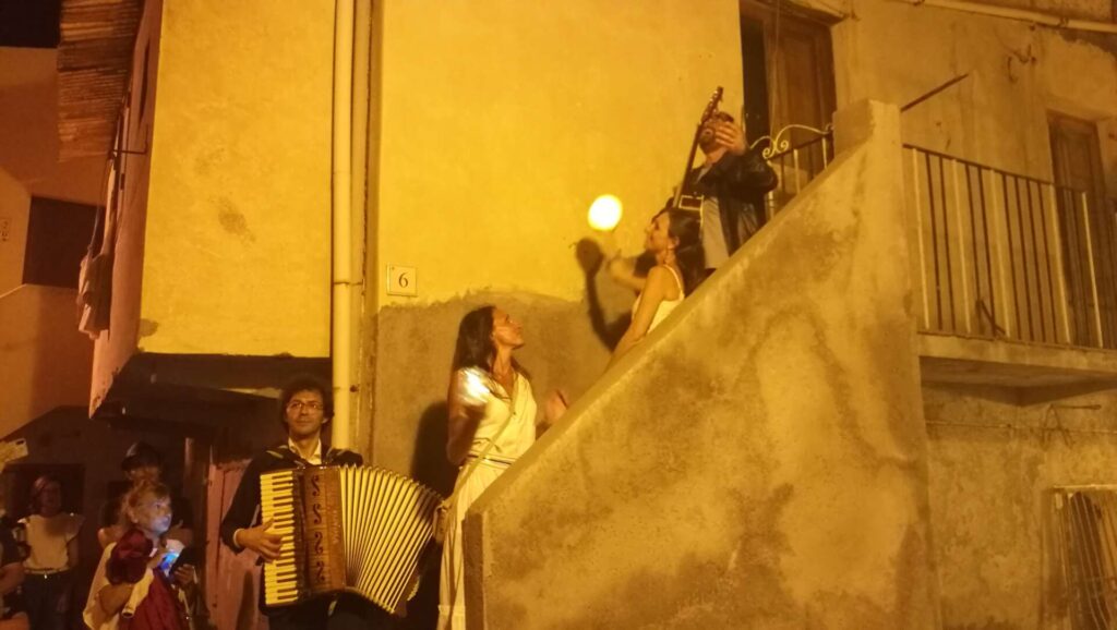 MARIO INCUDINE – Incanta il borgo medievale di Brolo. Questo nella serata di ieri del Doc Festival
