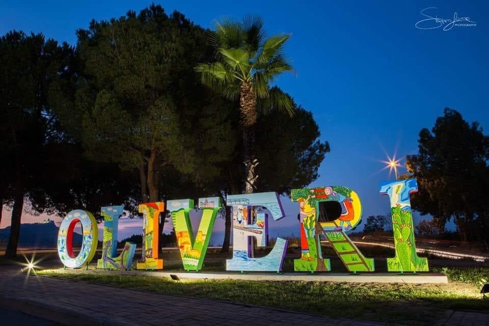 OLIVERI – Inaugurata “Oliveri” l’installazione artistica all’ingresso del paese