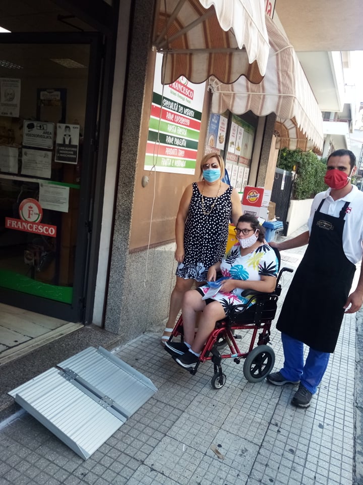 RAMPE RIMOVIBILI – A Brolo donata la prima da Marisa Briguglio che utilizza i proventi ricavati dalla vendita di un libro