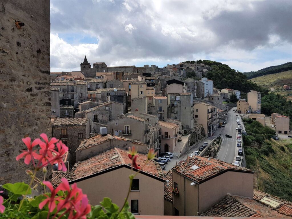 BELLA SICILIA  – Ciak si gira. A Geraci Siculo sabato arriva la troupe