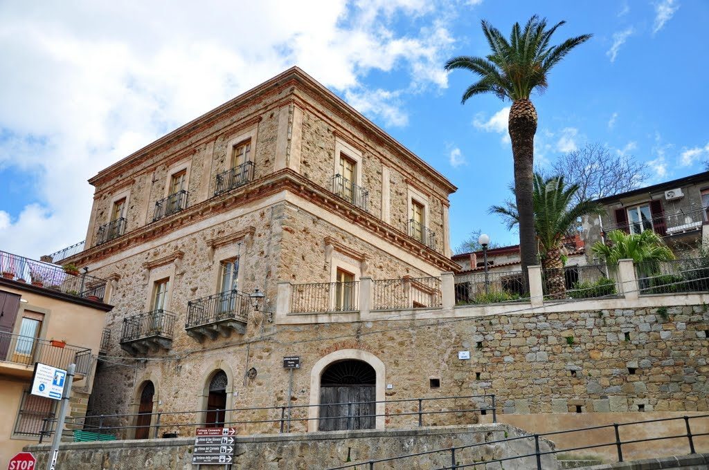 FICARRA – Si arricchisce di nuovi volumi la biblioteca Lucio Piccolo