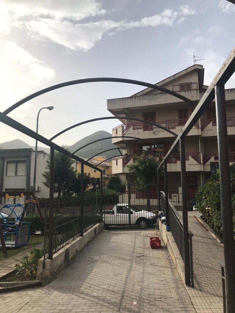 ATTENZIONI PER LA SCUOLA – A Brolo avviati i lavori del “tunnel” alla scuola di via Dante
