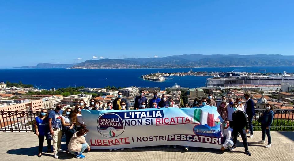 PESCATORI DI SICILIA SEQUESTRATI – “L’Italia non si ricatta”. La protesta anche sullo Stretto di Messina
