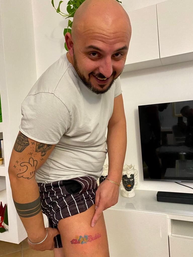 OLIVERI – Turista piemontese si innamora del piccolo comune tirrenico e decide di tatuarsi il logo ufficiale “Oliveribedda”