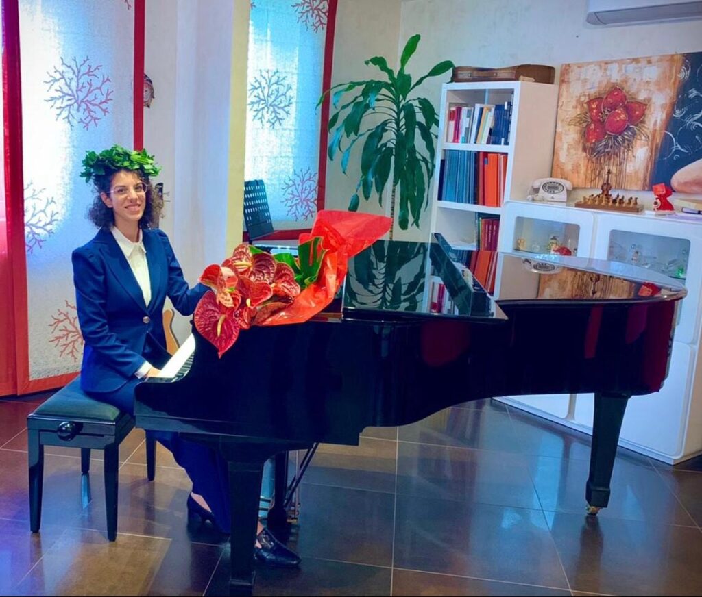 PIANISTA CON MERITO – Coralie Camuti, che suonando Schumann, passa a pieni voti al “Corelli”