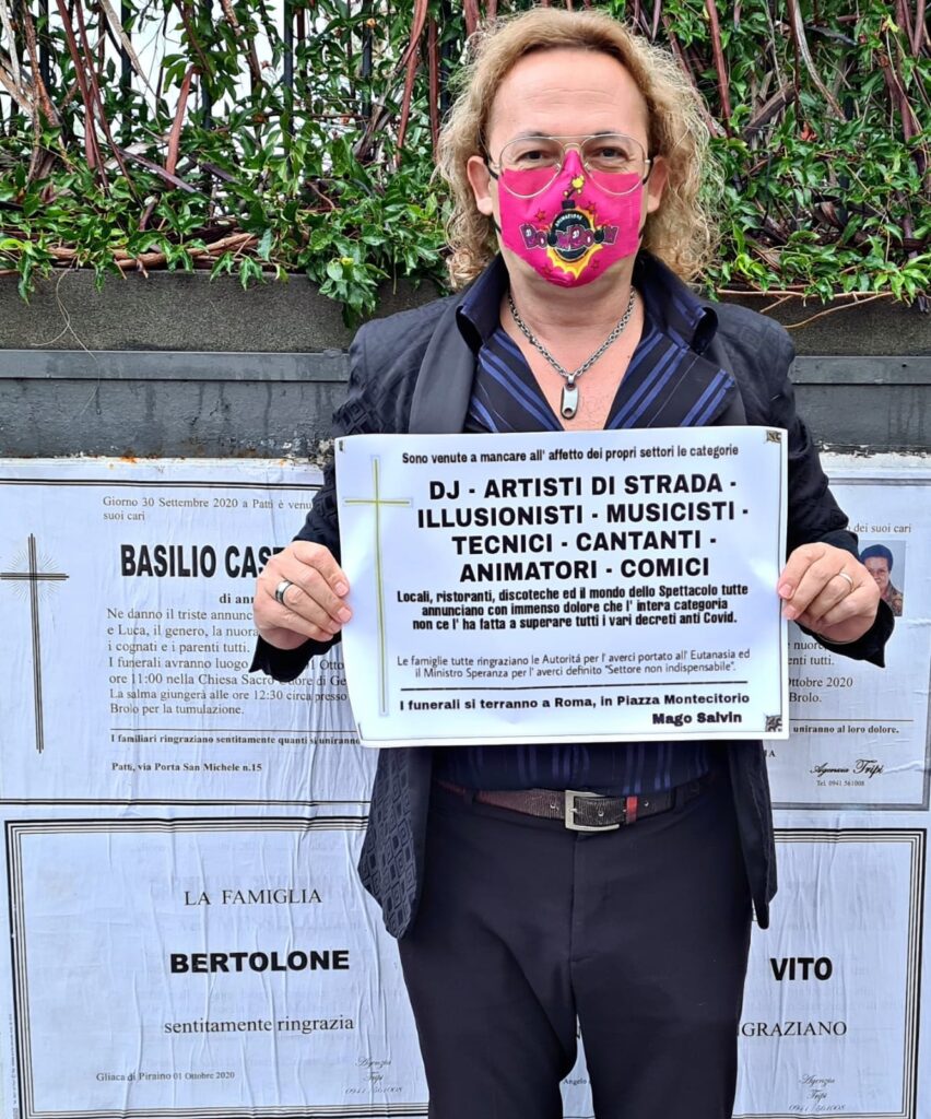 REQUIEM – A Brolo manifesti di lutto per il “funerale” degli artisti e dello spettacolo a causa del Covid
