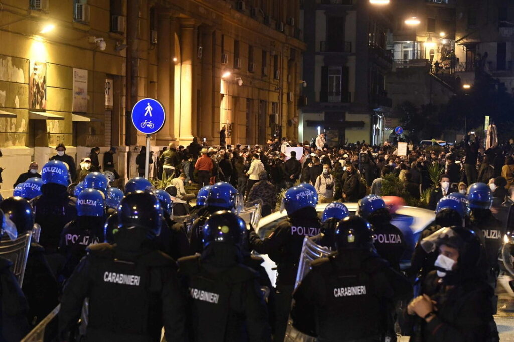 ALTA TENSIONE – Dilagano le proteste anti-Dpcm
