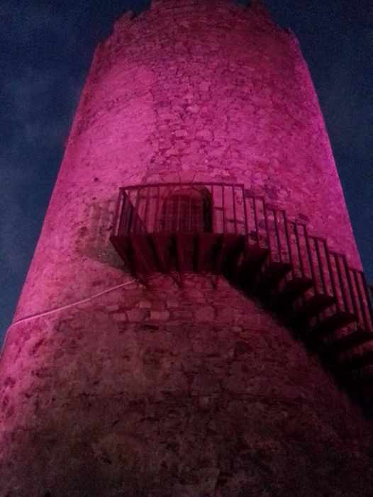 TORRI IN ROSA – Anche quella “Saracena” di Piraino diventa un simbolo “AIRC Nastro Rosa”