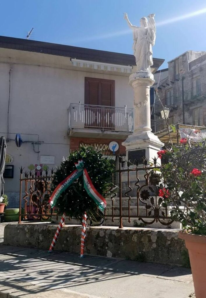 4 NOVEMBRE A FICARRA – La corona di alloro ai piedi del monumento ai Caduti