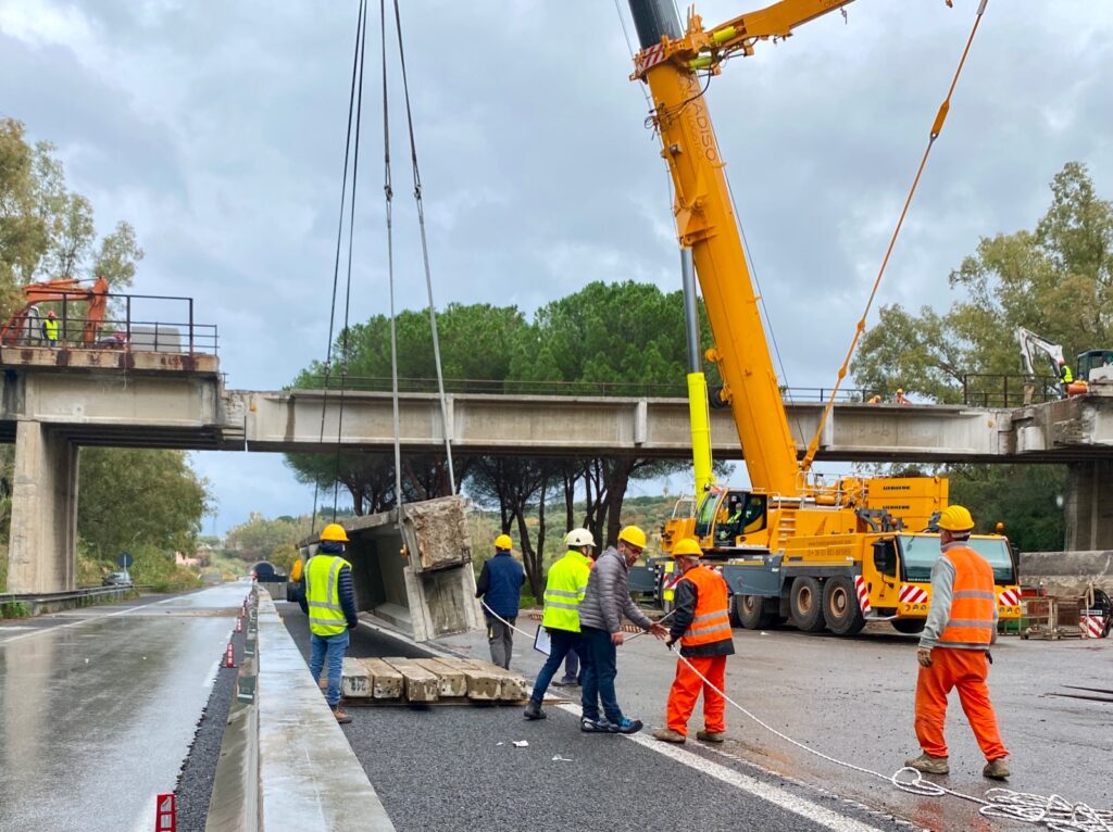 AUTOSTRADE SICILIANE – Demolito il primo dei due cavalcavia della A20