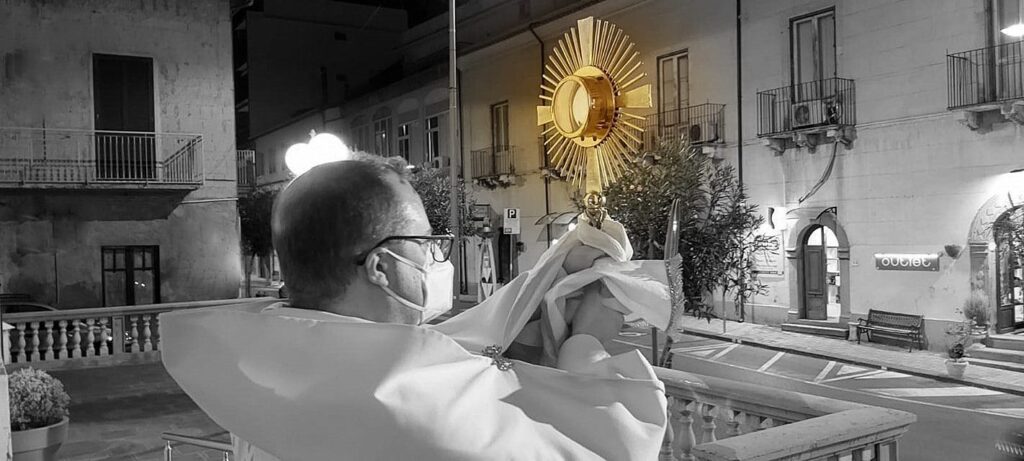MOMENTI – Ieri sera a Brolo, la benedizione per la liberazione dalla pandemia