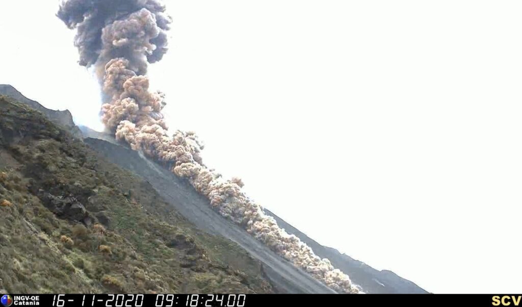 STROMBOLI – E’ preallerta. Una esplosione maggiore ha fatto innalzare il livello di “fase operativa”