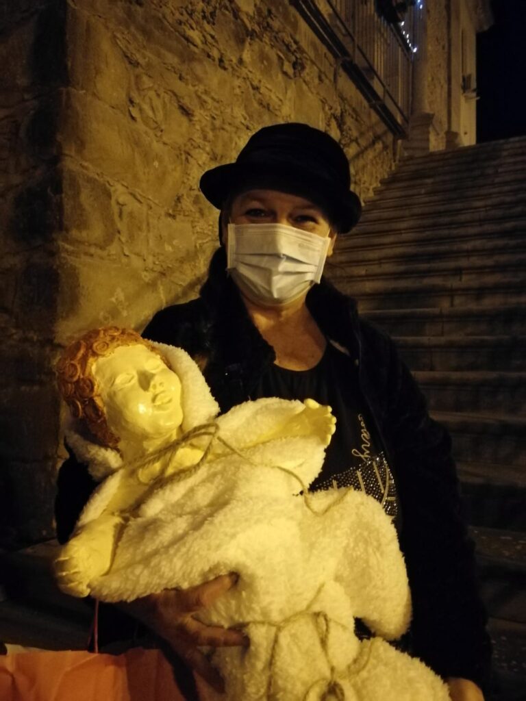 SINAGRA – Il Natale è anche nei “volti dei pastori” dell’artista Renate Ofenwanger