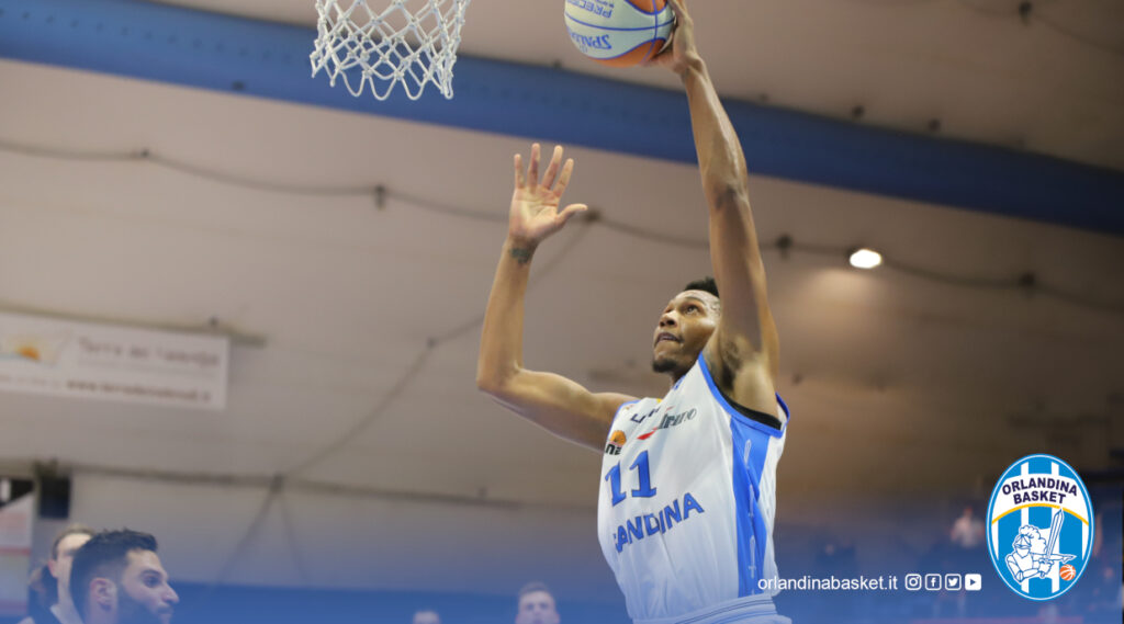 BASKET – Una tripla di D. Johnson nel finale decide la sfida al PalaFantozzi, ma solo applausi per l’Orlandina Basket