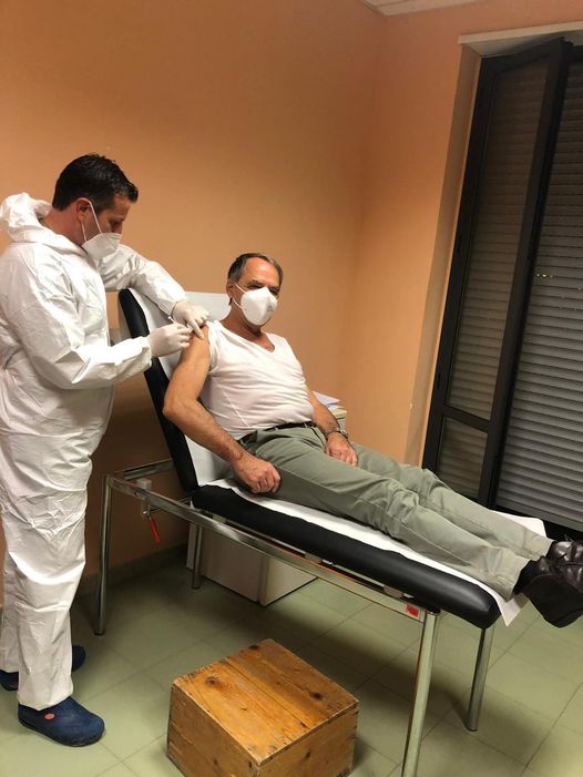 SANT’AGATA MILITELLO – Covid 19, Mancuso da l’esempio: “Vaccinarsi è un dovere civico”