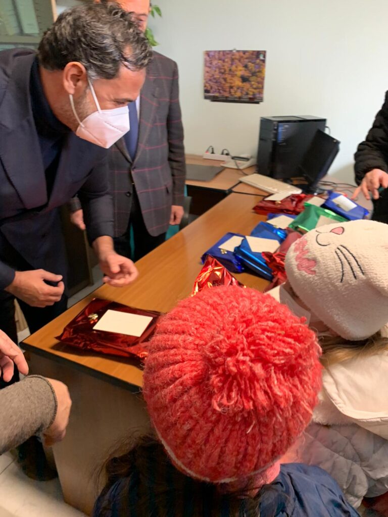 FLORESTA – La Befana porta dei piccoli “i-pad” ai bambini delle scuole