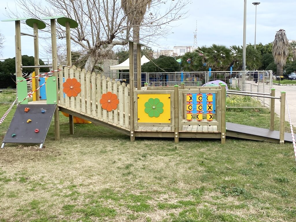 SANT’AGATA MILITELLO – Villa Bianco, al via l’installazione di nuovi giochi per bambini