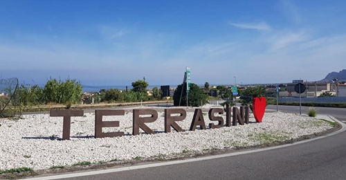 MULTE – Succede a Terrasini. L’Anas multa il Comune per la scritta all’ingresso dell’autostrada
