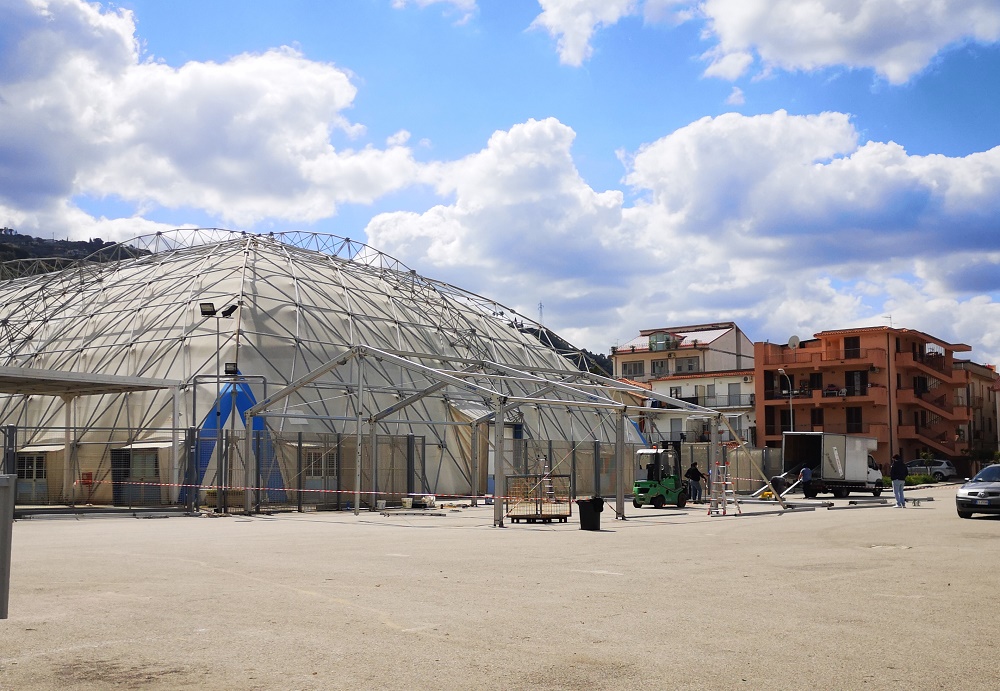 CAPO D’ORLANDO – Iniziata in Piazza Bontempo la costruzione del centro vaccinale