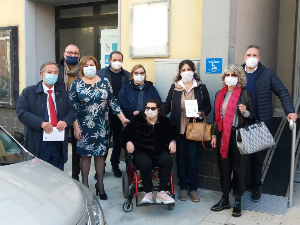 BROLO – Marisa Briguglio “regala” la rampa rimovibile per la Biblioteca comunale