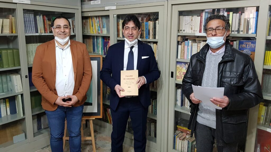 NASO – Il libro “Pagine di Eroismo raccolte da Cono Di Lena in memoria dei Caduti di Naso” donato alla Biblioteca Comunale