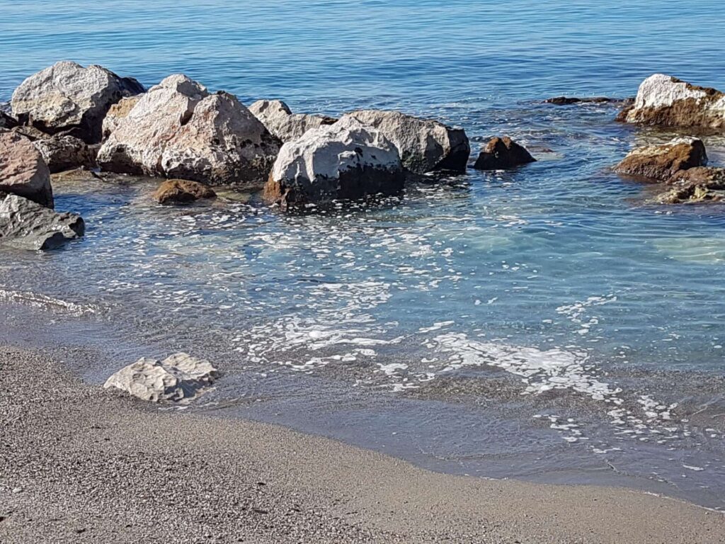 EPILOGHI SCONTATI – Gli sversamenti giungono a riva