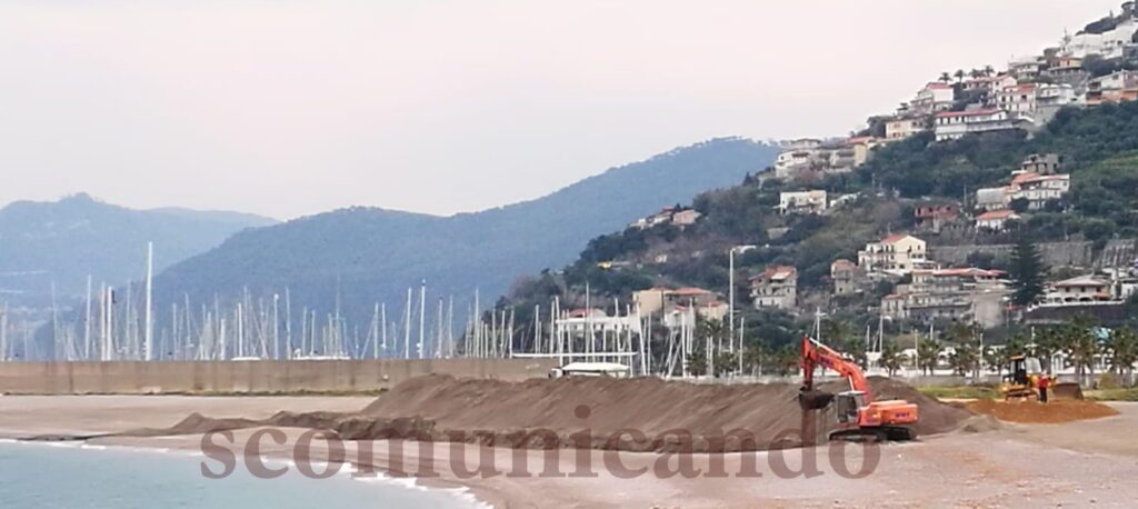 CAPO D’ORLANDO – I primi interventi per rimpinguare la spiaggia del centro