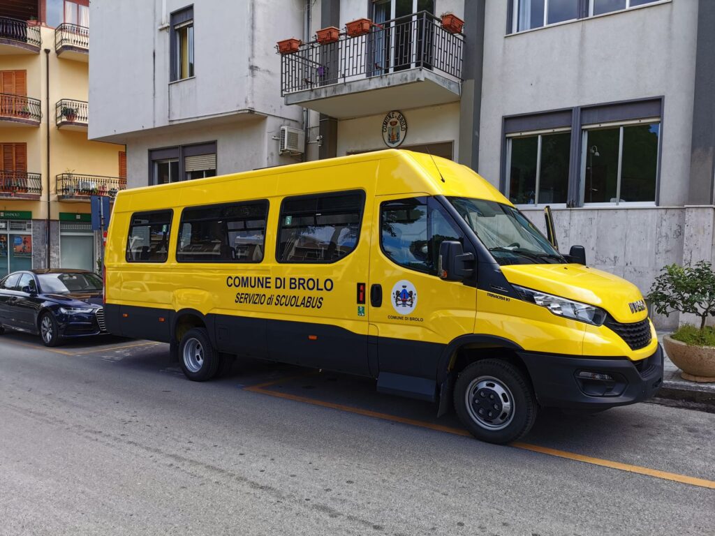 BROLO – Nuovo scuolabus, veicolo senza targa? La minoranza interroga