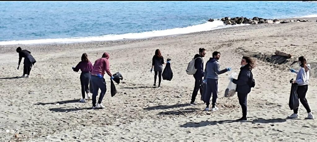 BELLE COSE – A Brolo volontari in azione lungo l’arenile alla ricerca delle “plastiche”