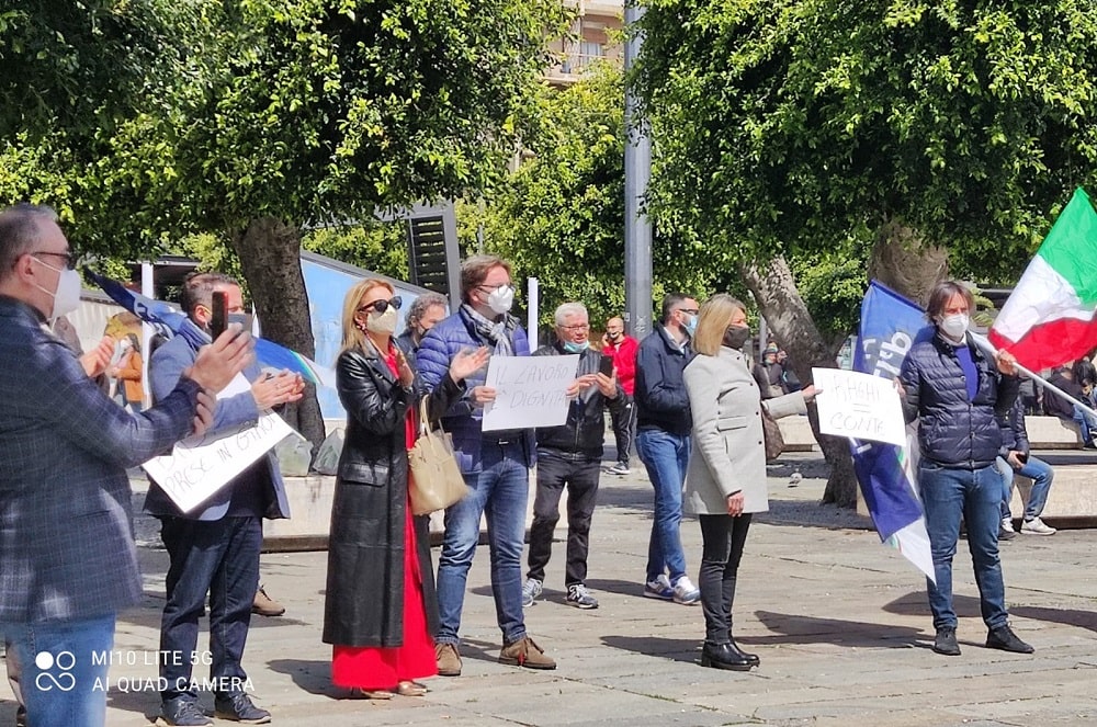 MESSINA & MILAZZO – Fratelli d’Italia in piazza: “Riaprire subito in sicurezza”