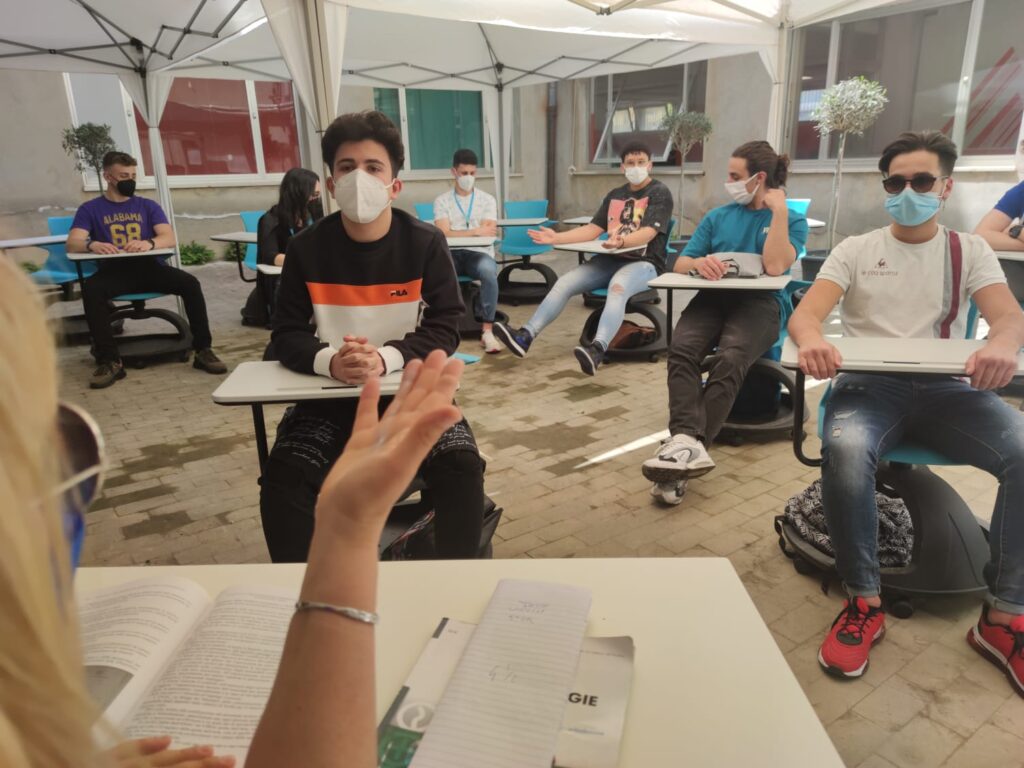 MILAZZO – Il Majorana usufruisce dei suoi spazi esterni ed allestisce nuove aule all’aperto all’insegna dell’outdoor education