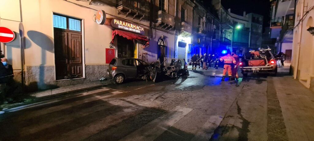 GIOIOSA MAREA – Una Smart in fiamme. La giovane brolese alla guida pare abbia accusato un malore un attimo prima dell’impatto